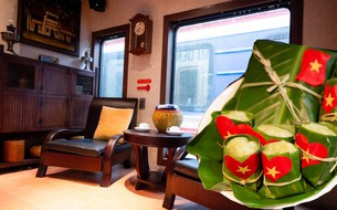 Chính thức ra mắt đoàn tàu 2 tầng "Hà Nội 5 cửa ô": Lần đầu tiên hành khách có thể vừa đi tàu vừa nghe hát xẩm!