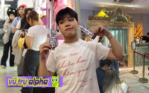 Dân văn phòng đi làm 8 tiếng, khối nghỉ hè thì chờ 8 tiếng, mang cả sạc dự phòng “cắm trại” trong tiệm photobooth