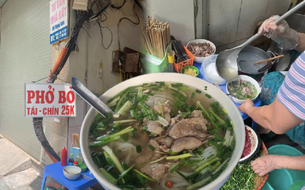 Bát phở 25.000 đồng giữa trung tâm Hà Nội gây sốt: "Cứ tưởng nhìn nhầm, phải dụi mắt mấy lần"