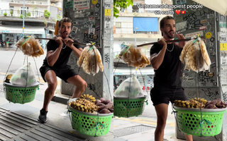 Khách Tây phải nhận “trái đắng” khi dám thử gánh hàng rong vỉa hè Việt Nam