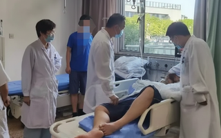 Chàng trai 19 tuổi toàn thân tím tái, ngộ độc suýt chết vì loại rau "chống ngán" cực quen trên mâm cơm người Việt