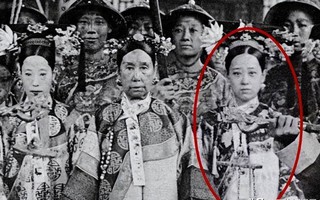 Bộ ảnh hiếm chụp thời nhà Thanh hơn 100 năm trước: Ngỡ ngàng trước nhan sắc giai nhân đứng cạnh Từ Hi Thái hậu