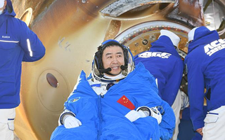 Trở về Trái đất sau 204 ngày ở ngoài vũ trụ rồi mắc kẹt vì 1 mảnh rác, phi hành gia thốt lên 3 câu đáng suy ngẫm