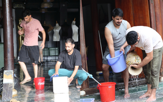 Khách Tây đi chân trần, xắn quần dọn lũ cùng dân Hội An