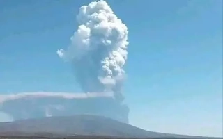 Núi lửa phun trào sau 12.000 năm gây 'tê liệt' hàng không quốc tế