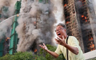 Thảm hoạ cháy chung cư tại Hong Kong: 767 lính cứu hỏa vẫn chưa thể dập tắt ngọn lửa sau 8 tiếng, cư dân còn mắc kẹt bên trong