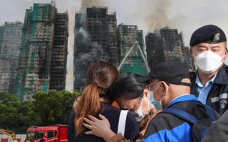 Hỏa hoạn tại 8 tòa nhà chung cư Hong Kong (Trung Quốc) sang ngày thứ 2: 55 người tử vong, 55 người được giải cứu