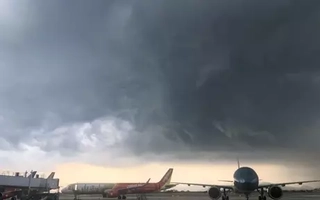 35 chuyến bay phải đổi đường tránh bão số 15