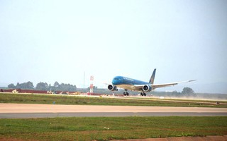 CLIP: Cận cảnh máy bay Boeing 787 vừa đáp xuống sân bay Long Thành