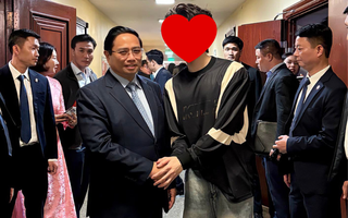 Nam ca sĩ được Thủ tướng Phạm Minh Chính bắt tay chúc mừng, một chi tiết gây sốt