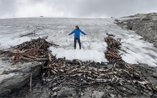Băng trên đỉnh núi tan chảy, để lộ ra những thứ con người không dám tin vào mắt mình