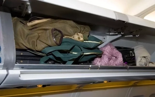 Sai lầm khi để áo khoác trong ngăn hành lý máy bay