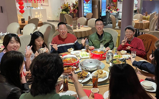 Đi họp lớp, CEO nói dối chỉ là 1 nhân viên văn phòng: Về nhà, tôi đơ người với dòng tin nhắn vỏn vẹn 4 câu, cả đời không quên