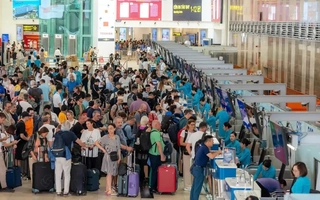 Vé máy bay tới Hà Nội giảm mạnh, khách lùi lịch đi nước ngoài để xem diễu binh