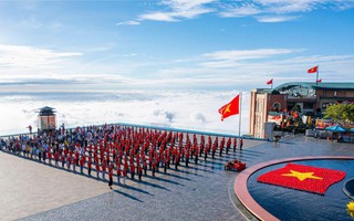 Núi Bà Đen nhuộm đỏ sắc cờ, hút hàng ngàn du khách đến tham dự chợ lá kỷ lục và triển lãm lịch sử