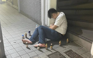 Cảnh tượng vòng tròn kỳ lạ bằng chai nước bao quanh những người say rượu ở Nhật: Không ngờ lý do phía sau cực nhân văn