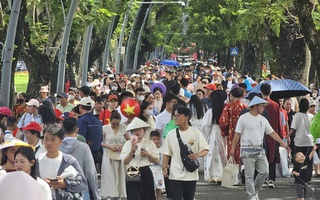 Du khách nườm nượp tham quan Đại nội Huế trong ngày được miễn vé