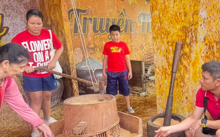 Người dân trải nghiệm trang trí nón lá, thử xay lúa tại Thảo Cầm Viên