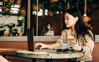 Đi cà phê bị người lạ đổ nước vào laptop, nếu tôi tin lời trấn an "không sao đâu" thì giờ này đã phải ôm hận