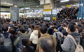 Cảnh tượng "ác mộng" tại ga tàu Nhật Bản: Hàng vạn người chen chúc nghẹt thở trong giờ cao điểm, những tuyến đường sắt huyết mạch của Tokyo tê liệt