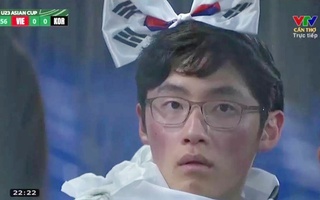 Biểu cảm SỐC của cổ động viên Hàn Quốc khi nhìn Cao Văn Bình cản phá bóng lên thẳng hot search