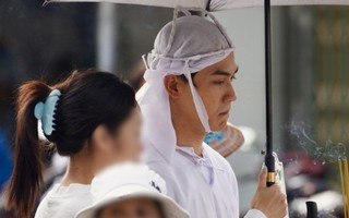 Võ Điền Gia Huy bật khóc đưa tiễn mẹ về nơi an nghỉ, Tóc Tiên và các đồng nghiệp có mặt chia buồn