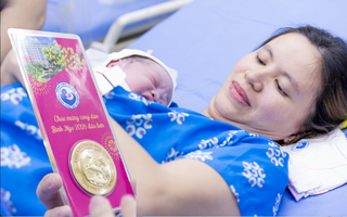 Giao thừa tại Bệnh viện Từ Dũ: Tặng vàng 24K cho em bé đầu tiên của năm Bính Ngọ 2026