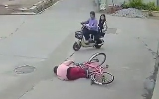 Giúp đỡ cụ bà ngã xe đạp, 2 học sinh bị đòi bồi thường 844 triệu đồng