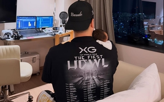 Cảnh sát đột kích khách sạn, bắt khẩn cấp nam ca sĩ tàng trữ chất cấm