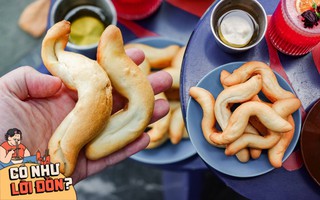 Khách xếp hàng như mua vàng, loại bánh mì "oằn tà là vằn" ở Hải Phòng có gì mà hot đến vậy?