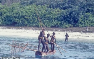 Một lon Coca-Cola du khách để lại có thể xoá sổ cả một bộ lạc