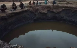 Bé gái bị đuối nước, 5 người nhảy xuống cứu, tất cả đều tử vong