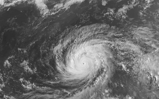 Siêu bão mạnh nhất hành tinh Sinlaku lại đổi hướng, đổ bộ ngay hôm nay với sức gió 265 km/giờ và "đặc biệt bất thường"