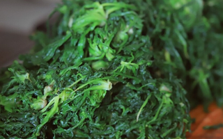 Ăn 1 mớ rau này tốt ngang thịt bò, mọc đầy bờ rào ai không biết hơi phí