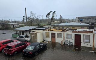 Siêu bão mạnh nhất hành tinh Sinlaku gây thiệt hại diện rộng: Lật úp ô tô, bật gốc cây cối và thổi bay nhiều mái nhà