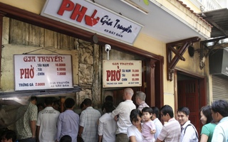 Phở Bát Đàn tăng giá chóng mặt sau 20 năm, chỉ có quả trứng là còn nương tay với ví tiền của thực khách