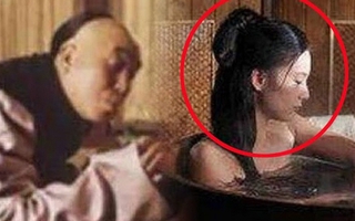 Từ Hy tắm xong giữ lại Lý Liên Anh, trong điện liên tục vang tiếng kêu: Cung nữ lén nhìn rồi chết lặng