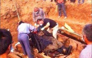 Đập hỏng 3 chiếc búa sắt mới mở được mộ Lý Liên Anh, cảnh tượng trong quan tài khiến chuyên gia lạnh gáy!