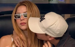 Nụ hôn dành cho Shakira trên khán đài World Cup gây sốt