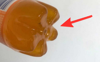 Tại sao đáy chai nhựa thường lồi lõm, có "5 chân"?