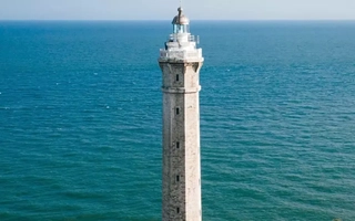 Ngắm ngọn hải đăng cao nhất Việt Nam