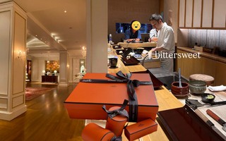 Trend "phông bạt" mới của giới trẻ: Mua ảnh ngồi hạng thương gia, đi  Park Hyatt Saigon, ăn omakase, giá 10k/chiếc