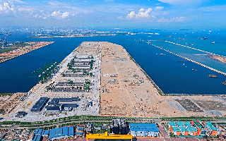 Phát hiện láng giềng Việt Nam thả liên tục gần 500 khối bê tông cao bằng toà nhà 10 tầng xuống đáy biển, công trình rộng bằng 3.300 sân bóng đá đã thành hình