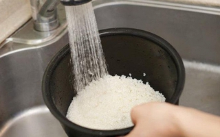 Lời khuyên cho những ai thường vo gạo trong nồi cơm