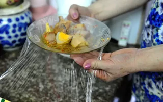 Lời khuyên đến tất cả những gia đình đang dùng màng bọc thực phẩm