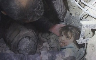 Khoảnh khắc người bố ôm con khỏi đống đổ nát trong thảm họa động đất ở Syria