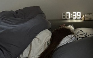Không phải mê tín, 5 vật dụng đặt đầu giường âm thầm "hút cạn" sức khỏe, càng ngủ càng mệt