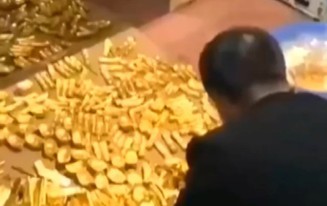 Dọn phòng buổi sáng, người đàn ông vô tình làm mất gia tài trị giá cả tấn vàng