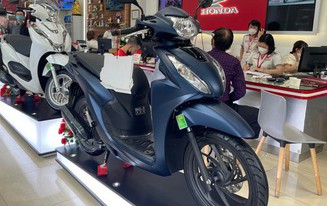 Loạt xe ga Honda bất ngờ bị đội giá, có mẫu còn chênh cả chục triệu