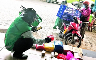 Chuyển khoản 145k cho shipper, người đàn ông nhận thông báo kích hoạt bảo hiểm tự động, tài khoản bị trừ 3,5 triệu/tháng